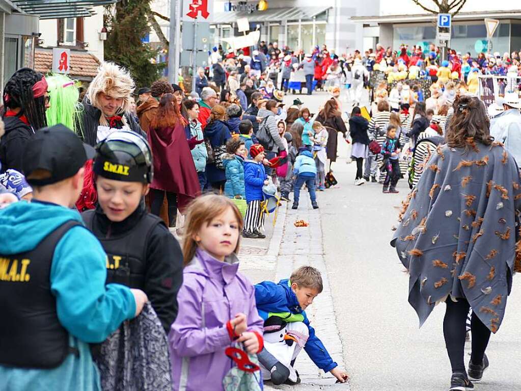 Beim Kinder- und Familienumzug sind der Fantasie keine Grenzen gesetzt. Zahlreiche Zuschauer verfolgten das nrrische Spektakel.