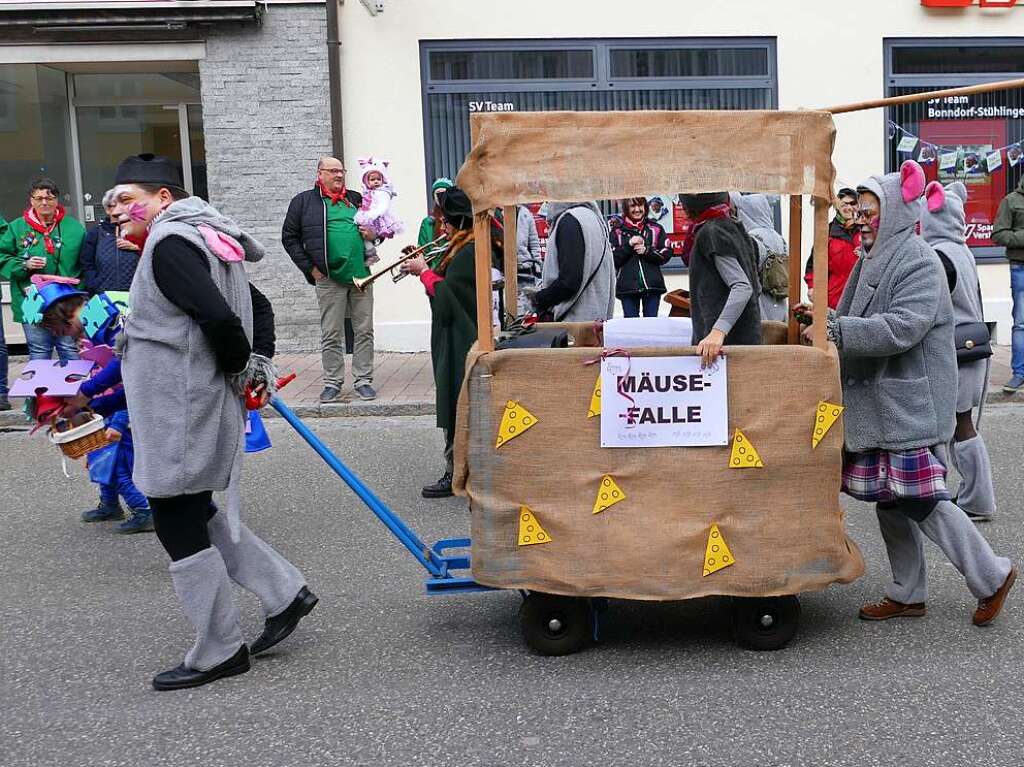 Beim Kinder- und Familienumzug sind der Fantasie keine Grenzen gesetzt. Zahlreiche Zuschauer verfolgten das nrrische Spektakel.