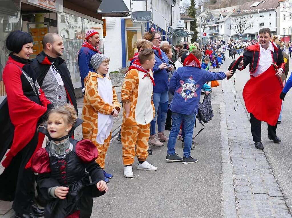 Beim Kinder- und Familienumzug sind der Fantasie keine Grenzen gesetzt. Zahlreiche Zuschauer verfolgten das nrrische Spektakel.