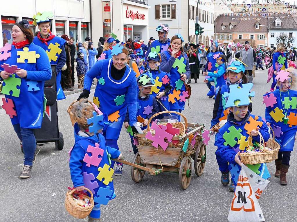 Beim Kinder- und Familienumzug sind der Fantasie keine Grenzen gesetzt. Zahlreiche Zuschauer verfolgten das nrrische Spektakel.