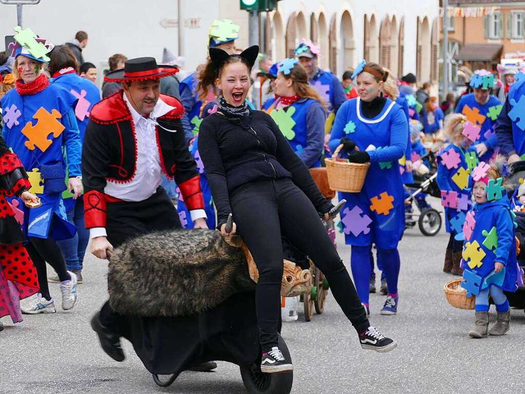 Beim Kinder- und Familienumzug sind der Fantasie keine Grenzen gesetzt. Zahlreiche Zuschauer verfolgten das nrrische Spektakel.