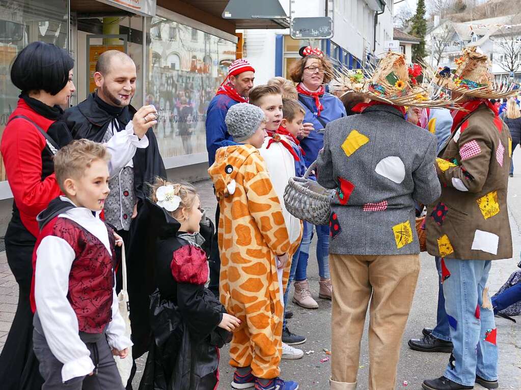 Beim Kinder- und Familienumzug sind der Fantasie keine Grenzen gesetzt. Zahlreiche Zuschauer verfolgten das nrrische Spektakel.