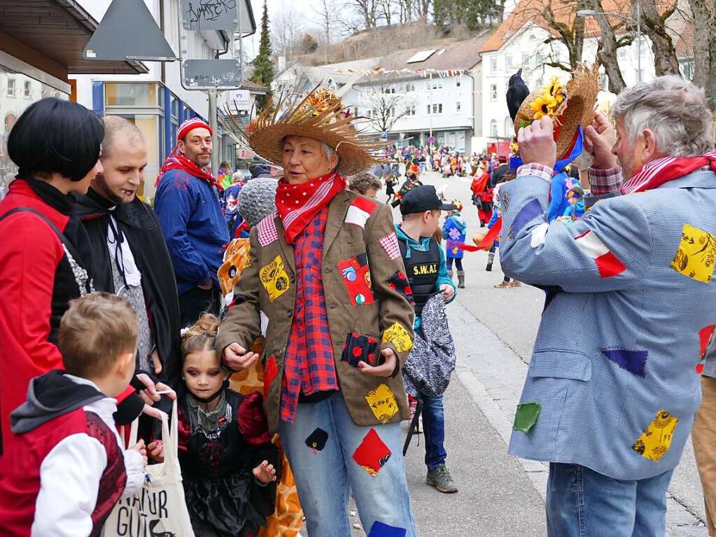 Beim Kinder- und Familienumzug sind der Fantasie keine Grenzen gesetzt. Zahlreiche Zuschauer verfolgten das nrrische Spektakel.