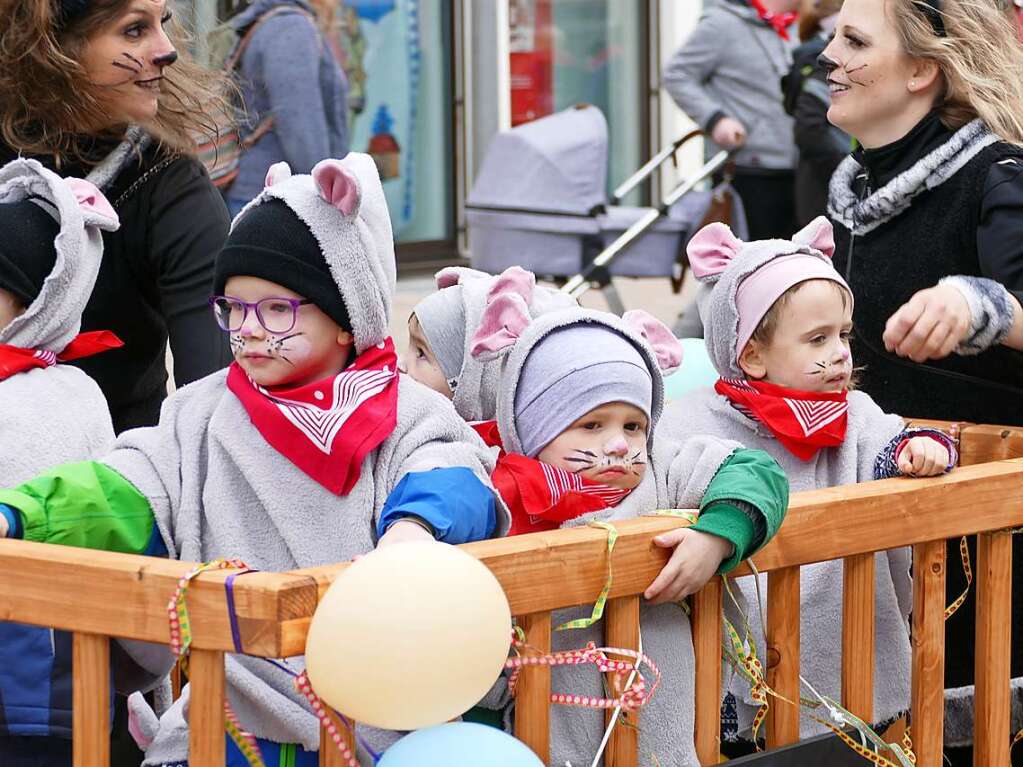 Beim Kinder- und Familienumzug sind der Fantasie keine Grenzen gesetzt. Zahlreiche Zuschauer verfolgten das nrrische Spektakel.