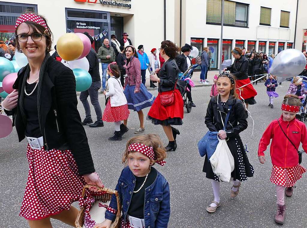 Beim Kinder- und Familienumzug sind der Fantasie keine Grenzen gesetzt. Zahlreiche Zuschauer verfolgten das nrrische Spektakel.