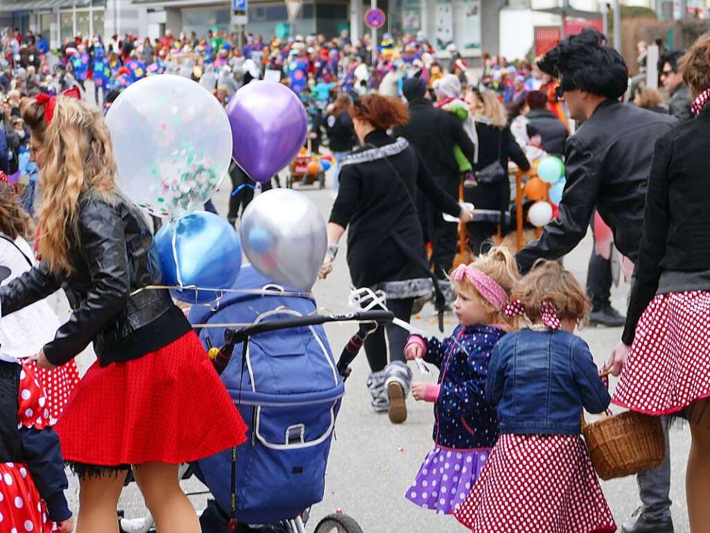 Beim Kinder- und Familienumzug sind der Fantasie keine Grenzen gesetzt. Zahlreiche Zuschauer verfolgten das nrrische Spektakel.