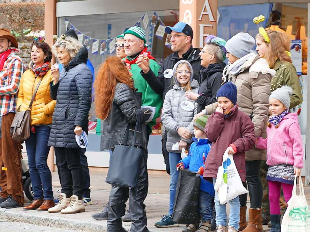 Beim Kinder- und Familienumzug sind der Fantasie keine Grenzen gesetzt. Zahlreiche Zuschauer verfolgten das nrrische Spektakel.