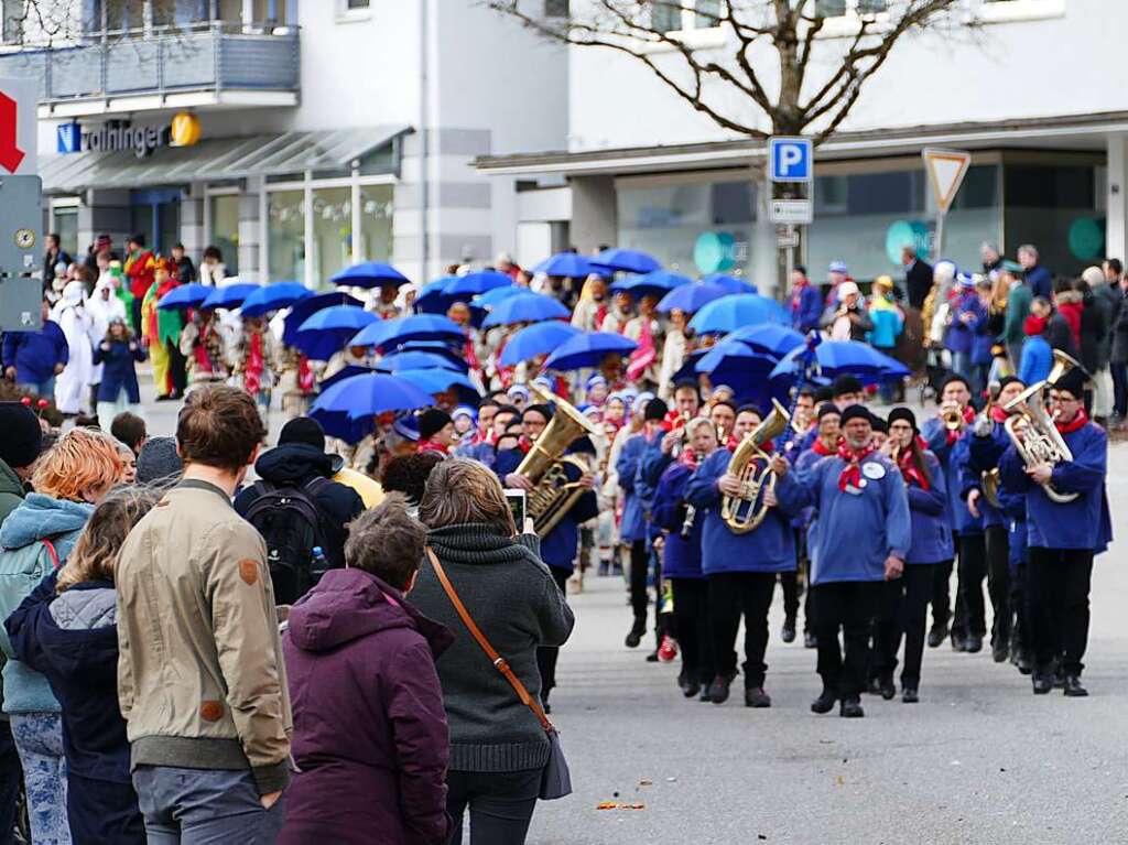 Beim Kinder- und Familienumzug sind der Fantasie keine Grenzen gesetzt. Zahlreiche Zuschauer verfolgten das nrrische Spektakel.