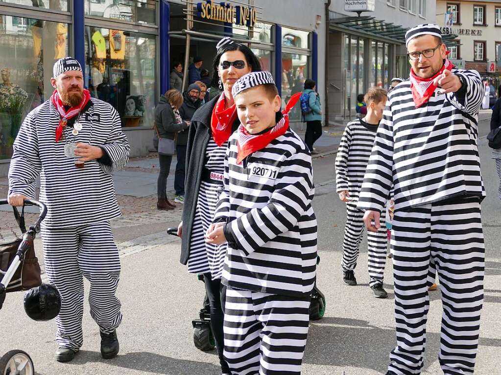 Beim Kinder- und Familienumzug sind der Fantasie keine Grenzen gesetzt. Zahlreiche Zuschauer verfolgten das nrrische Spektakel.