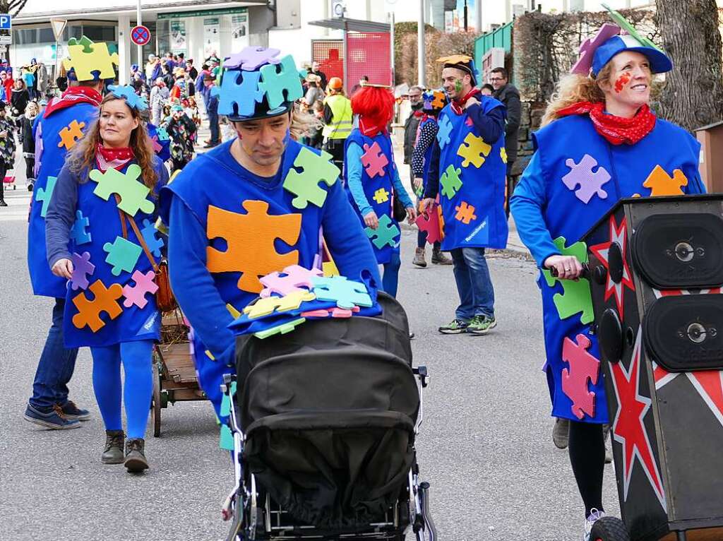 Beim Kinder- und Familienumzug sind der Fantasie keine Grenzen gesetzt. Zahlreiche Zuschauer verfolgten das nrrische Spektakel.