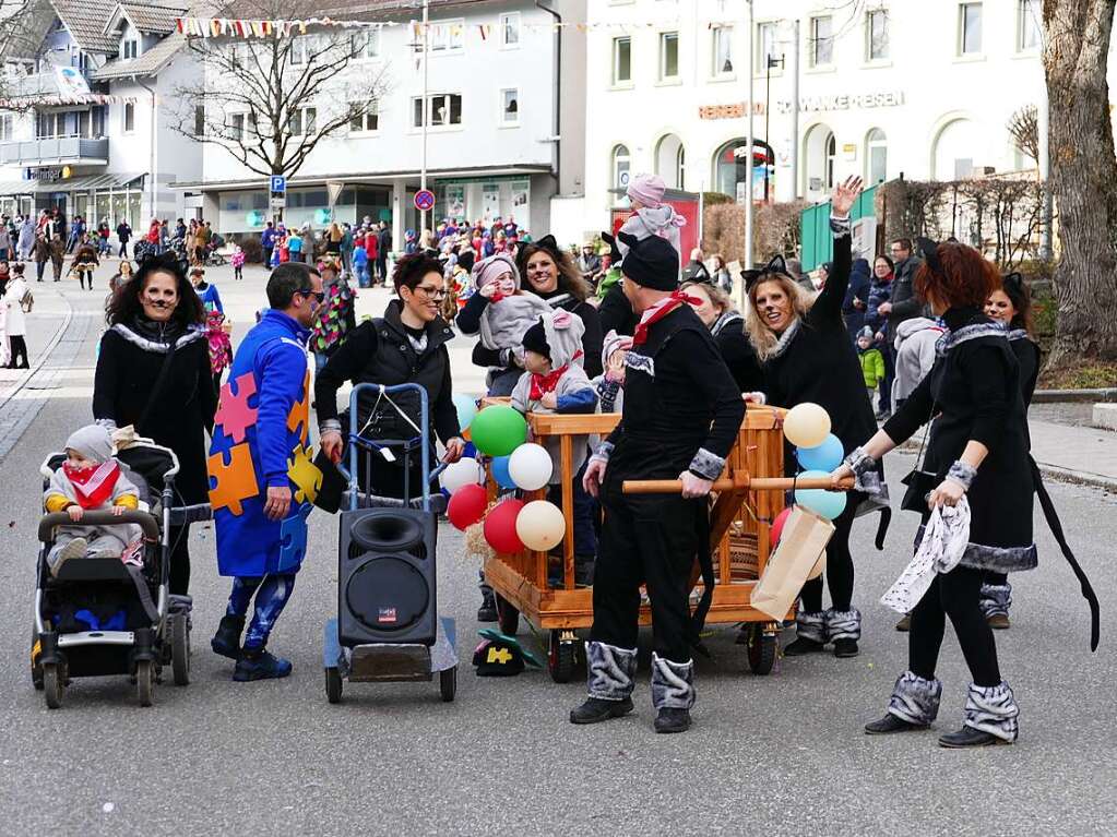 Beim Kinder- und Familienumzug sind der Fantasie keine Grenzen gesetzt. Zahlreiche Zuschauer verfolgten das nrrische Spektakel.