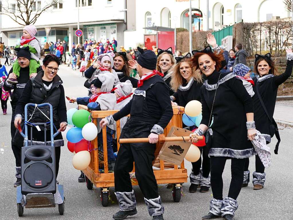 Beim Kinder- und Familienumzug sind der Fantasie keine Grenzen gesetzt. Zahlreiche Zuschauer verfolgten das nrrische Spektakel.