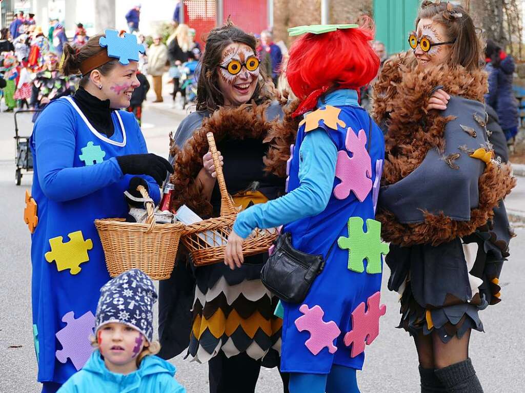 Beim Kinder- und Familienumzug sind der Fantasie keine Grenzen gesetzt. Zahlreiche Zuschauer verfolgten das nrrische Spektakel.