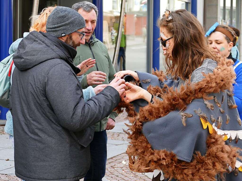 Beim Kinder- und Familienumzug sind der Fantasie keine Grenzen gesetzt. Zahlreiche Zuschauer verfolgten das nrrische Spektakel.