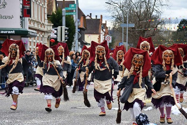 Der grenzberschreitende Umzug  bot ei...ung aus Musik, Wagen  und Laufgruppen.  | Foto: Martin Eckert