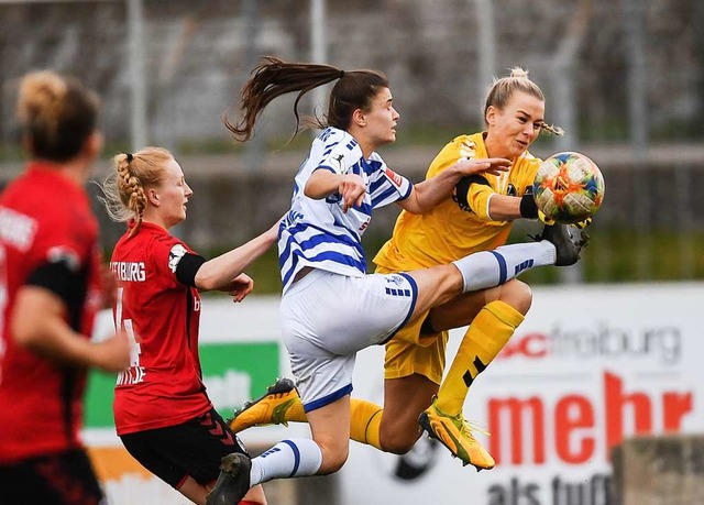 Die Freiburger Torhterin Merle Frohms...gegen die Duisburgerin Geldona Morina.  | Foto: Patrick Seeger