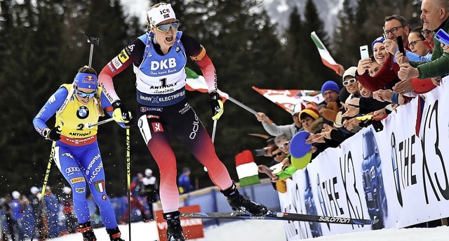 Die Norwegerin Marte Olsbu Roiseland ...nstart der Frauen ber 12,5 Kilometer.  | Foto: MARCO BERTORELLO (AFP)