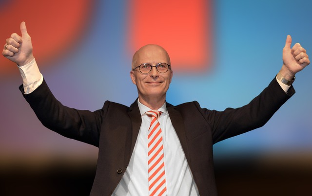 Jubel auf der Wahlparty seiner Soziald... und bleibt wohl Erster Brgermeister.  | Foto: Axel Heimken (dpa)