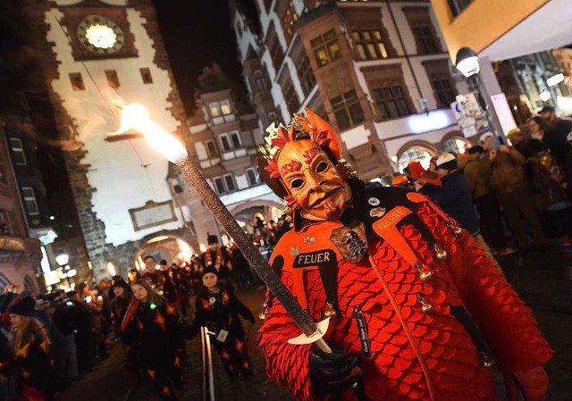 Die Feuer-Narre sind dieses Jahr Prote... Umzug am Samstag vor dem Martinstor.   | Foto: Rita Eggstein