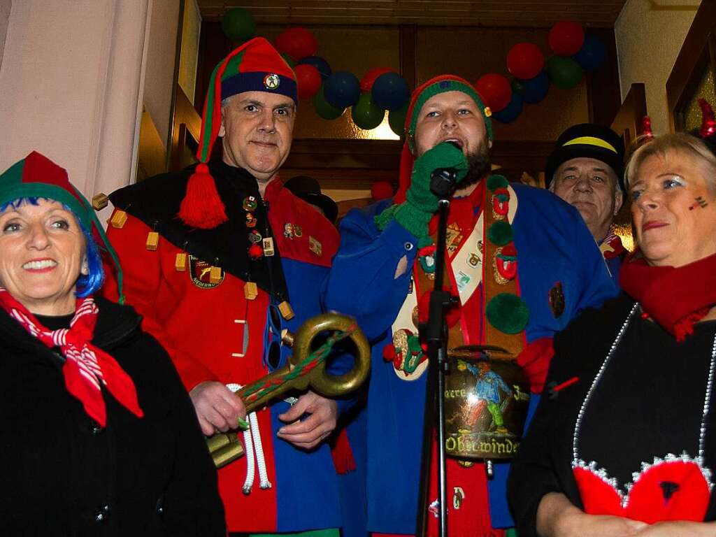 Schlsselbergabe am Rathaus mit Brgermeister Klaus Hmmerle (links hinten) und Zunftmeister Chris Burger (rechts daneben). Links die Gemeindertin Pia Lach, rechts die Landtagsabgeordneten Sabine Wlfle und Alexander Schoch.