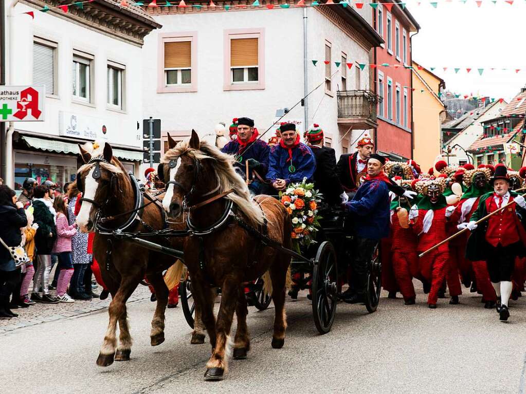 „d'Fasnet isch jetzt wirklich da“, hie es in Elzach am Sonntag um 12 Uhr. Aus allen Straen strmten die Schuttig hervor, um hinter dem in den Kutschen fahrenden Narrenrat herzulaufen.