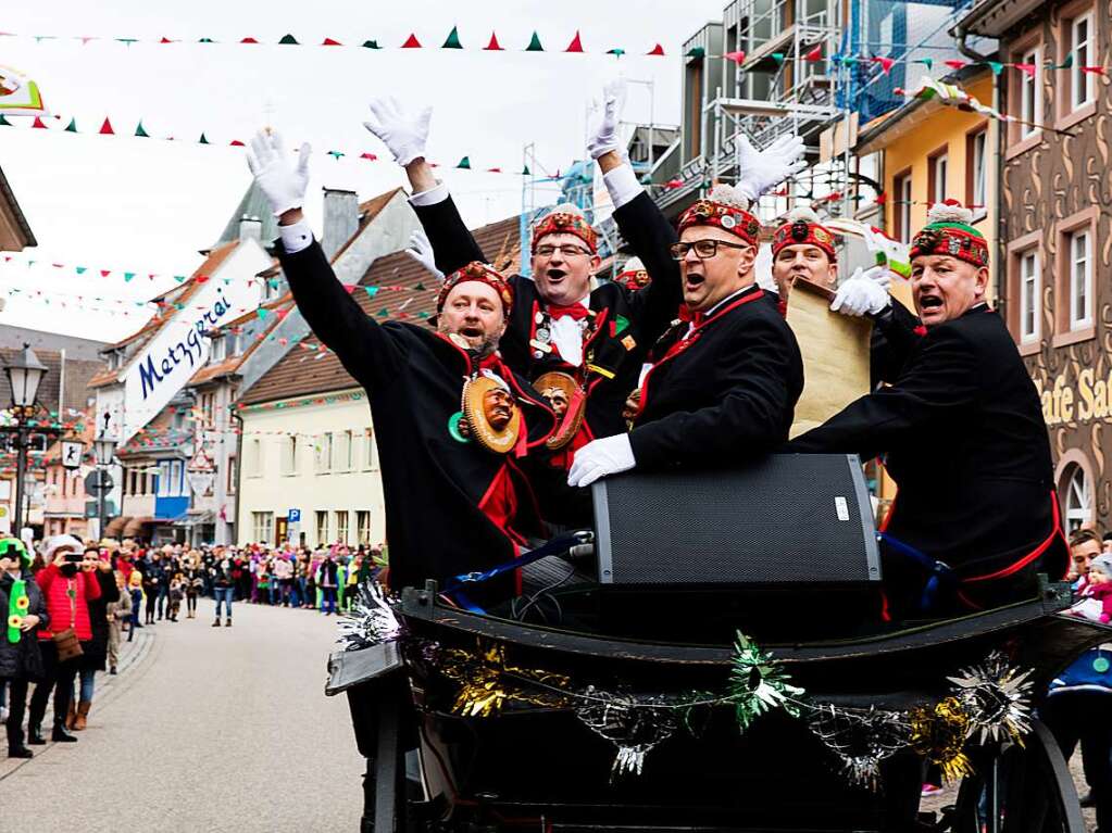 „d'Fasnet isch jetzt wirklich da“, hie es in Elzach am Sonntag um 12 Uhr. Aus allen Straen strmten die Schuttig hervor, um hinter dem in den Kutschen fahrenden Narrenrat herzulaufen.