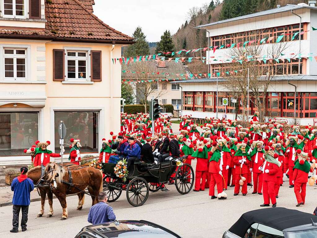 „d'Fasnet isch jetzt wirklich da“, hie es in Elzach am Sonntag um 12 Uhr. Aus allen Straen strmten die Schuttig hervor, um hinter dem in den Kutschen fahrenden Narrenrat herzulaufen.