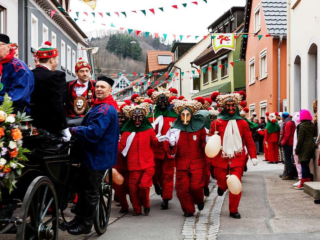 „d'Fasnet isch jetzt wirklich da“, hie es in Elzach am Sonntag um 12 Uhr. Aus allen Straen strmten die Schuttig hervor, um hinter dem in den Kutschen fahrenden Narrenrat herzulaufen.