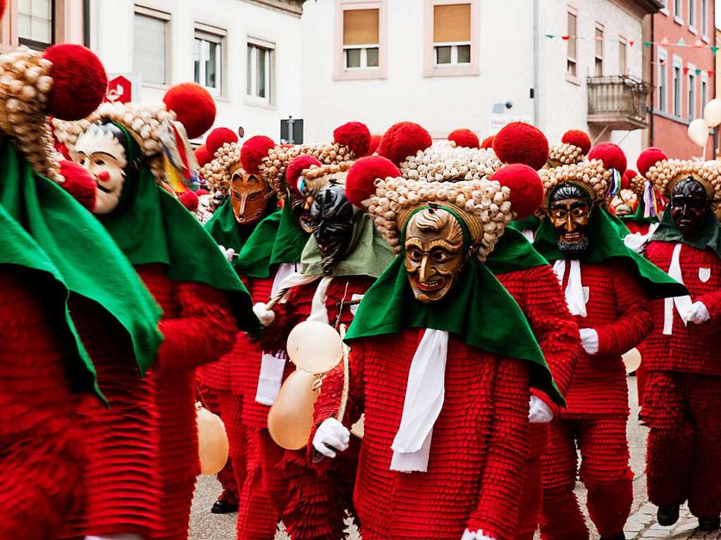 „d'Fasnet isch jetzt wirklich da“, hie es in Elzach am Sonntag um 12 Uhr. Aus allen Straen strmten die Schuttig hervor, um hinter dem in den Kutschen fahrenden Narrenrat herzulaufen.