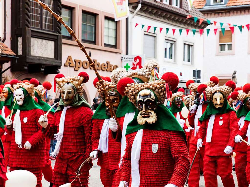 „d'Fasnet isch jetzt wirklich da“, hie es in Elzach am Sonntag um 12 Uhr. Aus allen Straen strmten die Schuttig hervor, um hinter dem in den Kutschen fahrenden Narrenrat herzulaufen.