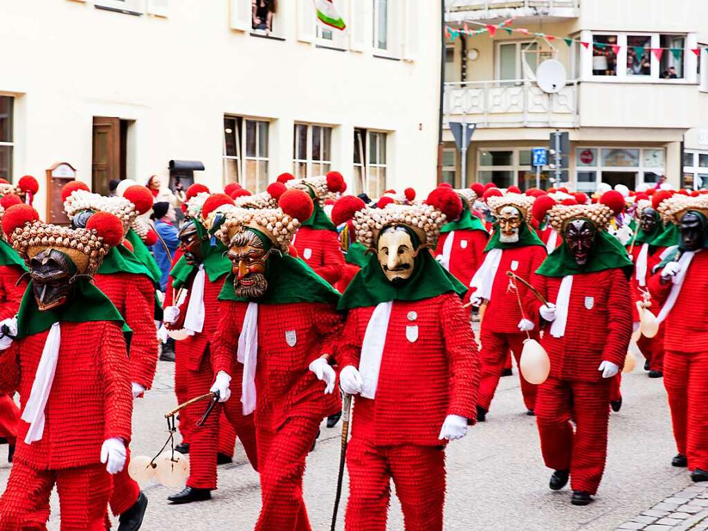 „d'Fasnet isch jetzt wirklich da“, hie es in Elzach am Sonntag um 12 Uhr. Aus allen Straen strmten die Schuttig hervor, um hinter dem in den Kutschen fahrenden Narrenrat herzulaufen.