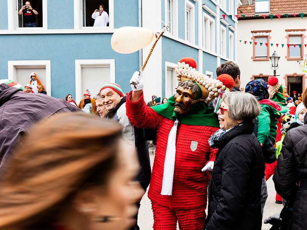 „d'Fasnet isch jetzt wirklich da“, hie es in Elzach am Sonntag um 12 Uhr. Aus allen Straen strmten die Schuttig hervor, um hinter dem in den Kutschen fahrenden Narrenrat herzulaufen.