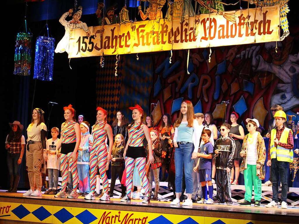 Die Klpperlegarde beim Kinderball der Krakeelia mit einer Zeitreise durch die letzten 100 Jahre