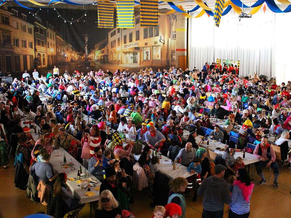 Die bis auf den letzten Platz gefllte Stadthalle beim Kinderball in Waldkirch