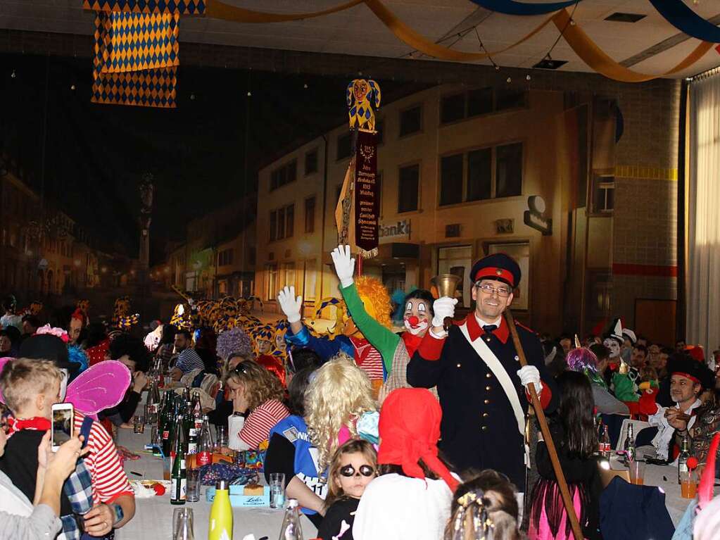 Einmarsch des Narrenrates beim Kinderball, angefhrt vom Bttel (Roland Wehrle)