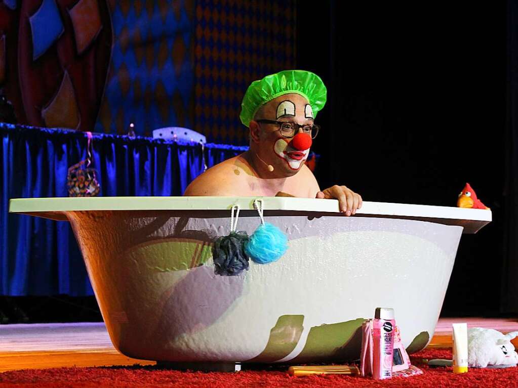 Clown Kalli (Lutz Benz) begrt aus der Badewanne die Kinder beim Kinderball der Krakeelia in Waldkirch