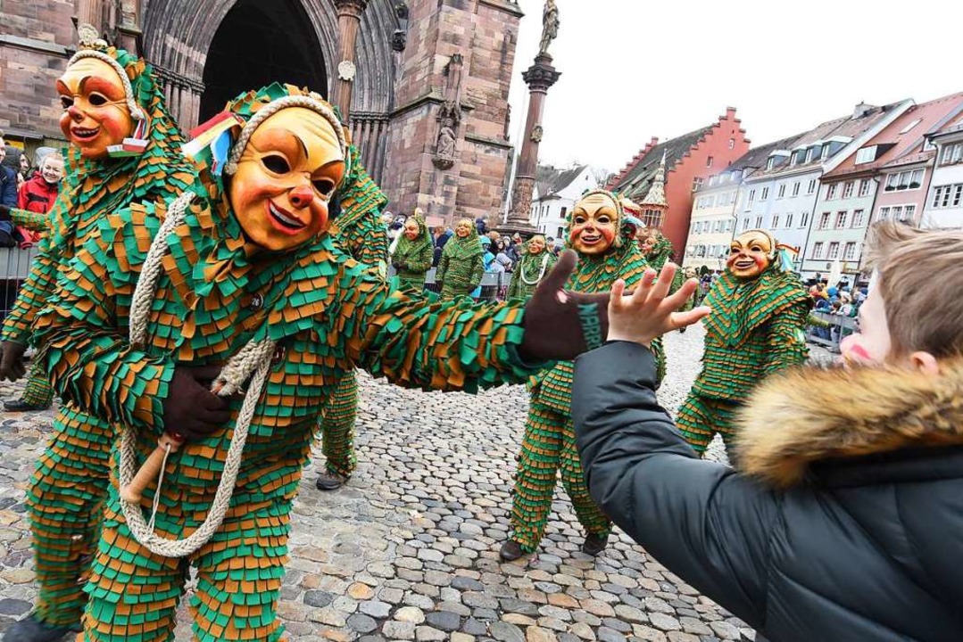 120 Narren- und Musikvereine nehmen am Umzug teil.  | Foto: Rita Eggstein