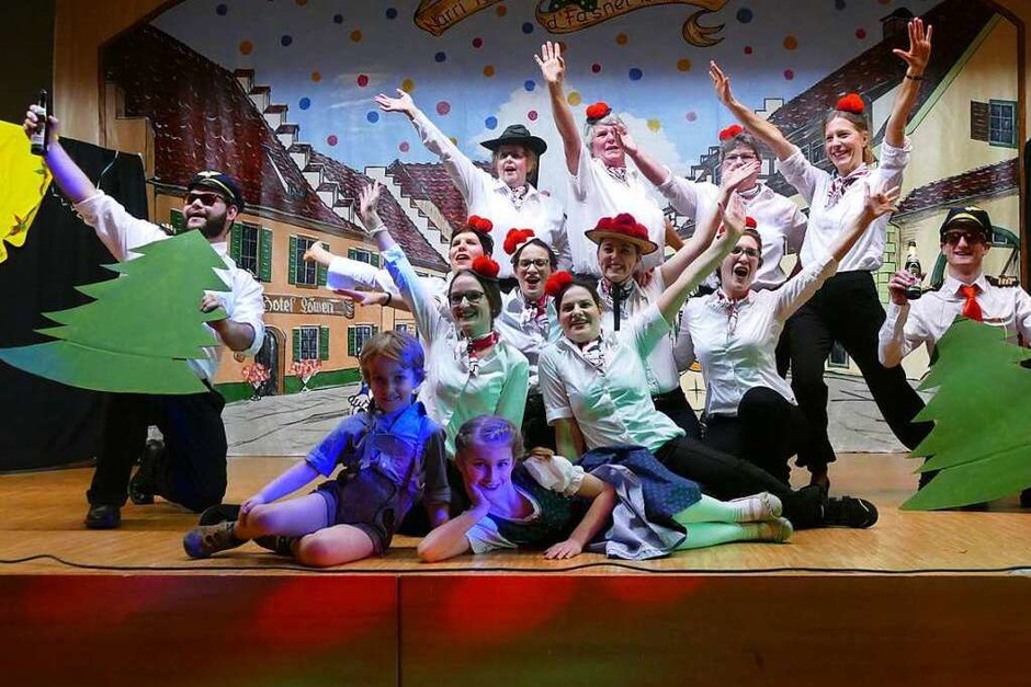 Die größte Saalfasnacht findet in Bad Krozingen traditionell unter dem Motto "Schwarzer Ärmel" im katholischen Albaneum statt. Die Zunftgemeinschaft hatte sich dafür auch 2020 wieder mächtig ins Zeug gelegt. (Foto: Victor Adolf) Die größte Saalfasnacht findet in Bad Krozingen traditionell unter dem Motto "Schwarzer Ärmel" im katholischen Albaneum statt. Die Zunftgemeinschaft hatte sich dafür auch 2020 wieder mächtig ins Zeug gelegt. (Foto: Victor Adolf)