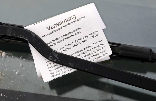 Ein Strafzettel fr einen Falschparker (Symbolbild)  | Foto: Bernd Wstneck (dpa)