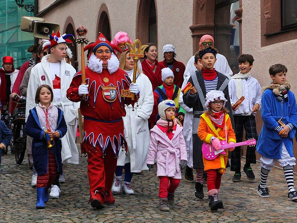 Gemeinsam mit vielen Narren in Bademnteln zog Oberjokili Goran Novakovic am Montagmorgen beim Weckumzug durch die Endinger Altstadt und rief an allen Brunnen zum Mitmachen auf.