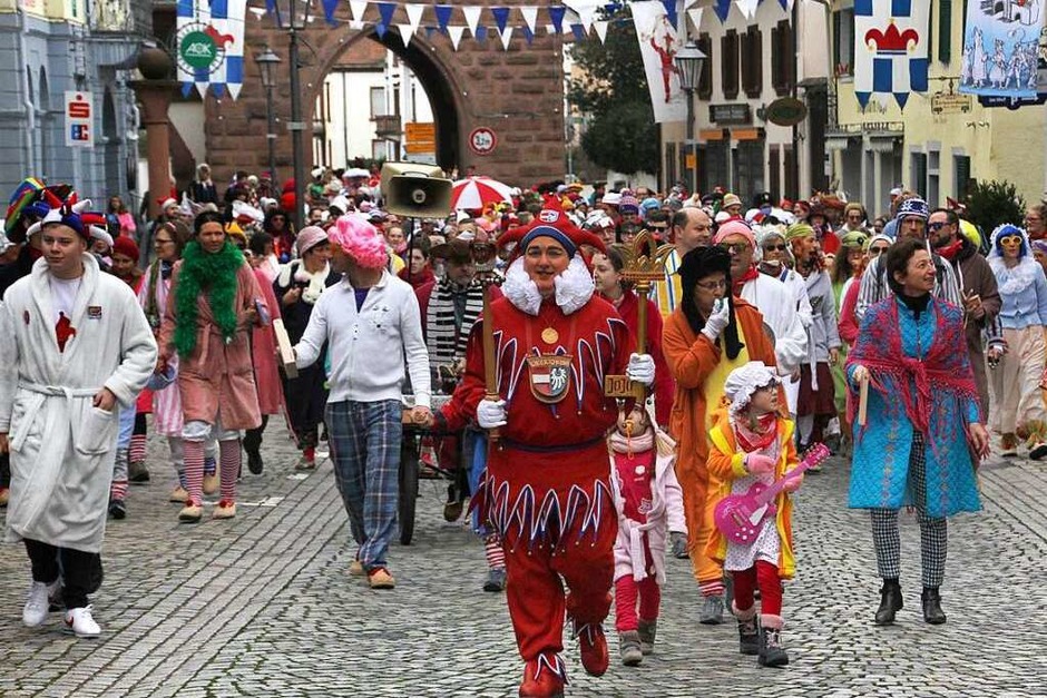 Gemeinsam mit vielen Narren in Bademänteln zog Oberjokili Goran Novakovic am Montagmorgen beim Weckumzug durch die Endinger Altstadt und rief an allen Brunnen zum Mitmachen auf. (Foto: Hans-Peter Ziesmer) Gemeinsam mit vielen Narren in Bademänteln zog Oberjokili Goran Novakovic am Montagmorgen beim Weckumzug durch die Endinger Altstadt und rief an allen Brunnen zum Mitmachen auf. (Foto: Hans-Peter Ziesmer)