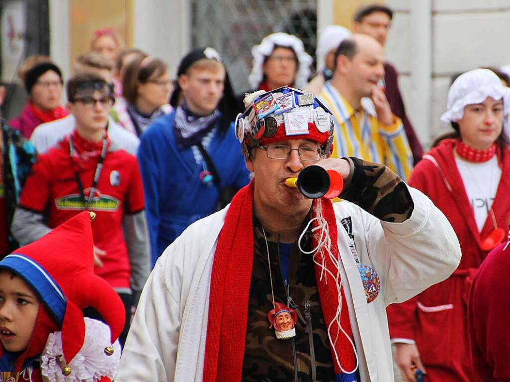 Gemeinsam mit vielen Narren in Bademnteln zog Oberjokili Goran Novakovic am Montagmorgen beim Weckumzug durch die Endinger Altstadt und rief an allen Brunnen zum Mitmachen auf.