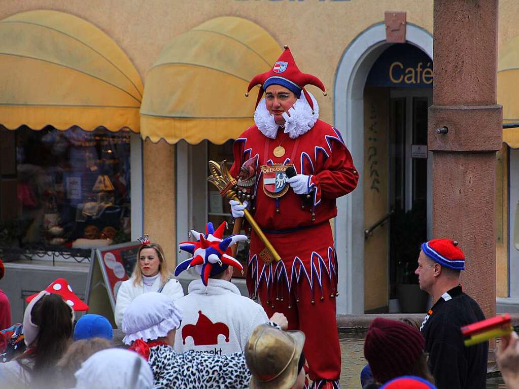 Gemeinsam mit vielen Narren in Bademnteln zog Oberjokili Goran Novakovic am Montagmorgen beim Weckumzug durch die Endinger Altstadt und rief an allen Brunnen zum Mitmachen auf.