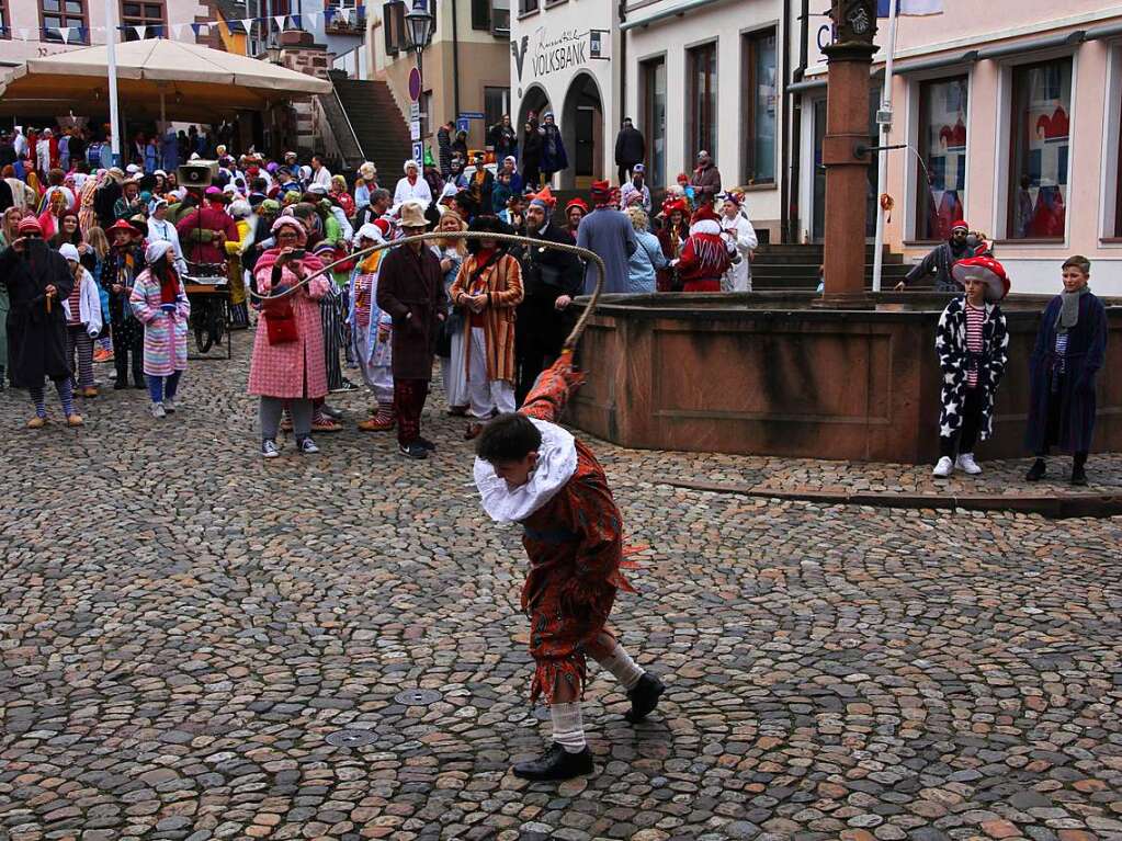 Gemeinsam mit vielen Narren in Bademnteln zog Oberjokili Goran Novakovic am Montagmorgen beim Weckumzug durch die Endinger Altstadt und rief an allen Brunnen zum Mitmachen auf.