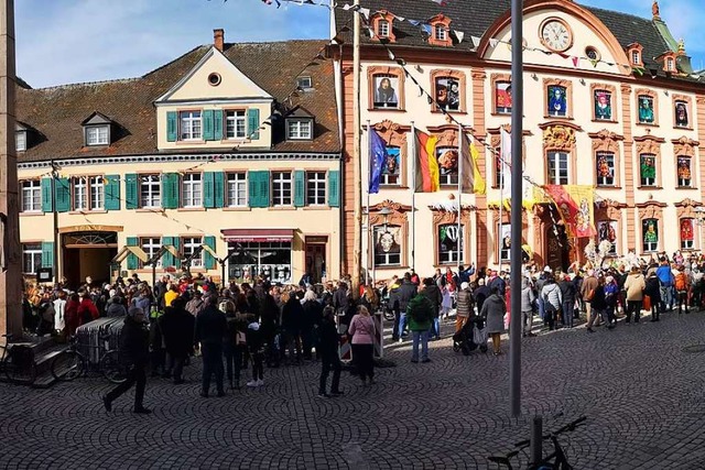 Dass Mahnwache und Mummenschanz harmon...htung&#8220; vor dem Rathaus (rechts).  | Foto: Ralf Burgmaier