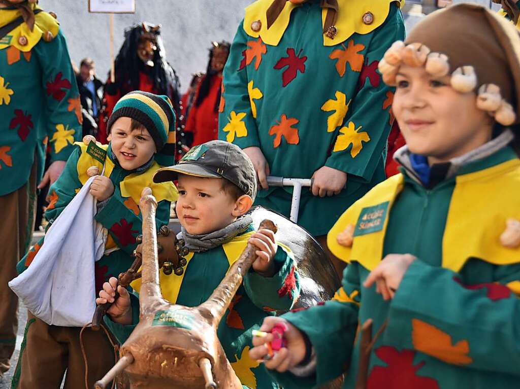 Die Narren verteilten grozgig Sigkeiten an die Zuschauer.