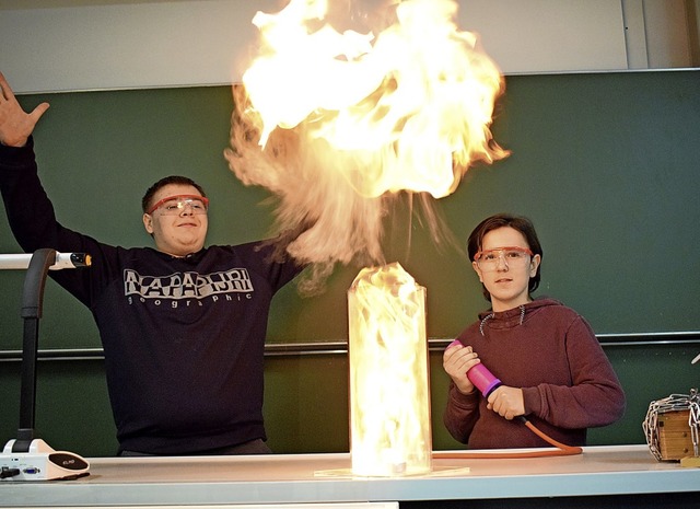 Eine explosive Mischung war das Chemie-Theater im Stdtischen.  | Foto: Schule