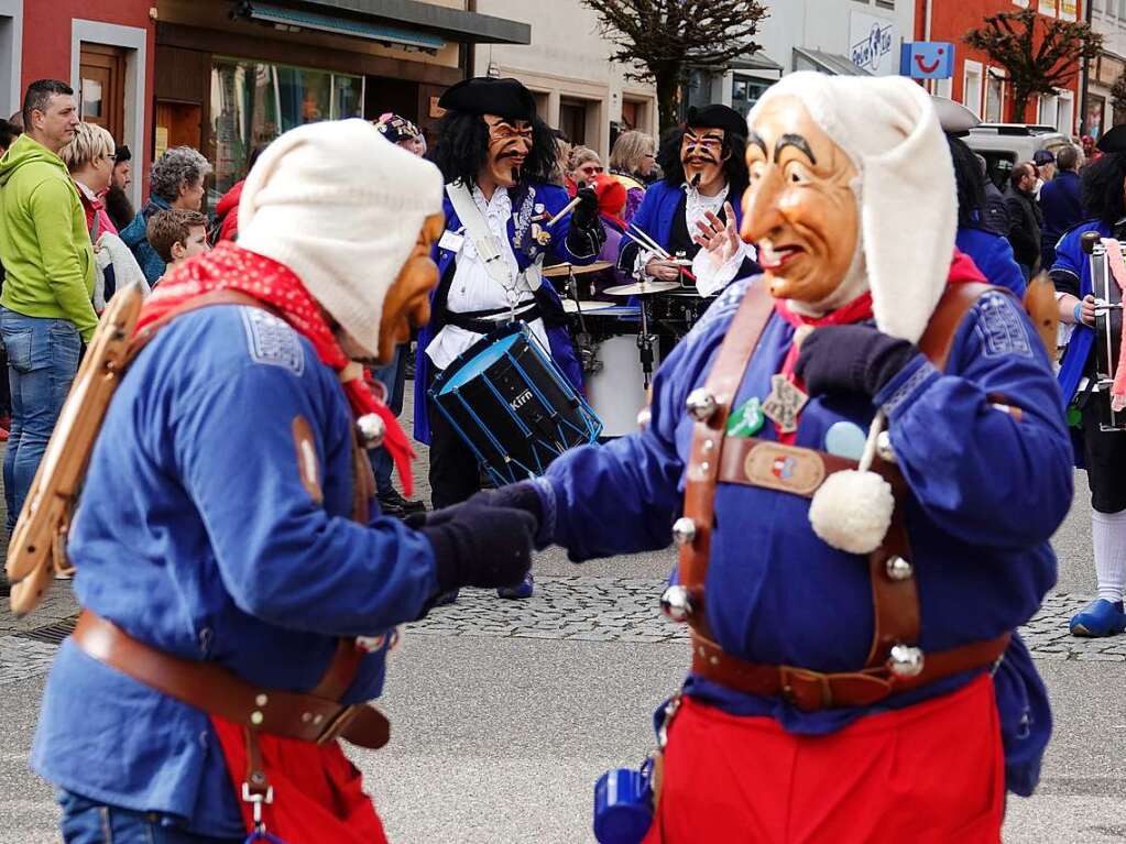 Einfallsreiche Darbietungen und Verkleidungen machten den Rosenmontag in Schnau zu einer Augenweide.