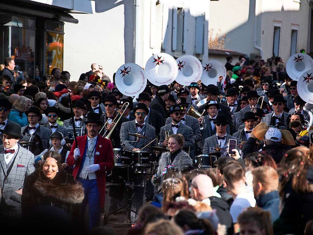 Die musikalischen Stars beim Umzug: die S-Hoch3 Guggemusik „Strauschueschlurbi“.