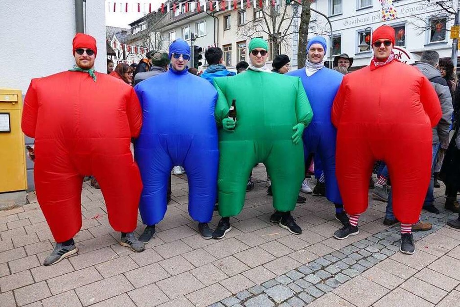 Buntes Treiben beim Neustädter Umzug am Fasnetmendig (Foto: Peter Stellmach) Buntes Treiben beim Neustädter Umzug am Fasnetmendig (Foto: Peter Stellmach)